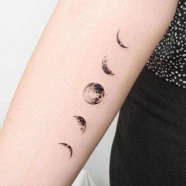 20 Moon Tattoo That Are Trending Right Now