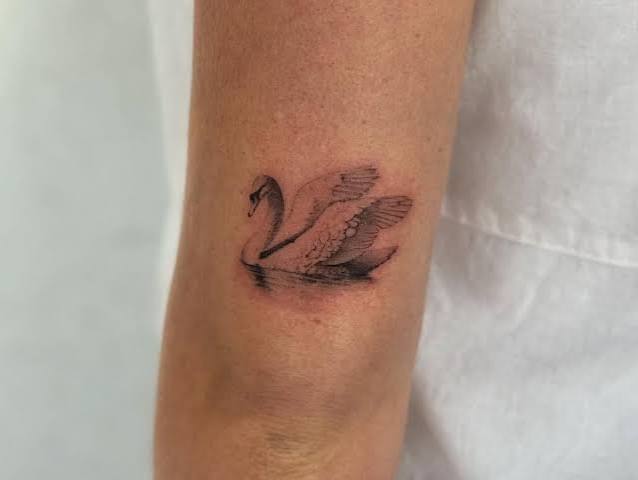 25 Swan Tattoo You Need to See Before Your Next Appointment
